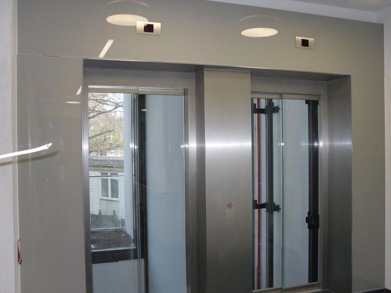 Glas_als_Wandverkleidung_(Fahrstuhl)_-_Glaserei_Fuhrmann (53K)